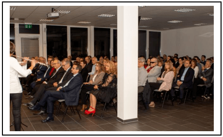 卡米爾·鮑爾·梅特拉瓦特的工作人員以及當(dāng)?shù)卣绾投聲?huì)的代表在慶?；顒?dòng)中認(rèn)真傾聽(tīng)。